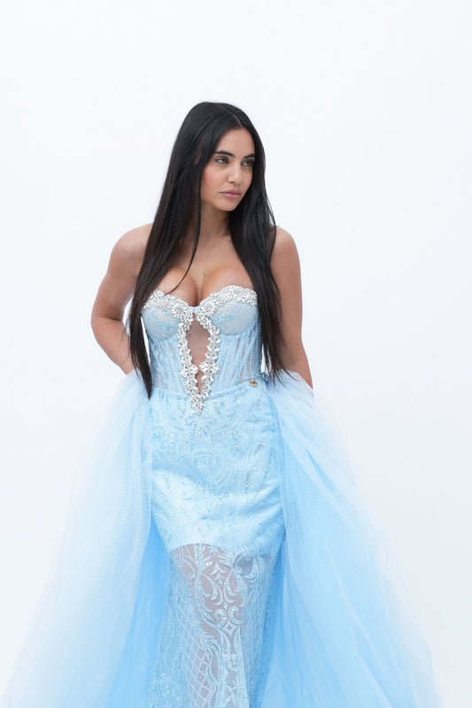 “Dualità di Eleganza”
Un titolo che sottolinea il contrasto armonioso tra la silhouette aderente e la leggerezza della sopragonna in tulle.