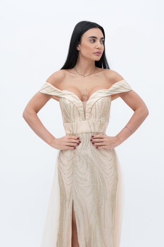 “Scintilla Divina”
Un titolo che evoca glamour e luminosità, perfetto per un abito glitterato che non passa inosservato.