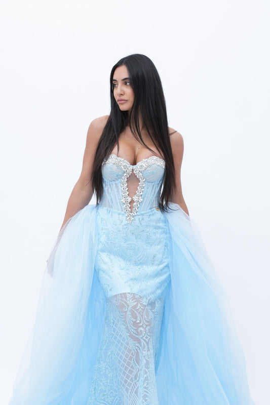 “Dualità di Eleganza”
Un titolo che sottolinea il contrasto armonioso tra la silhouette aderente e la leggerezza della sopragonna in tulle.