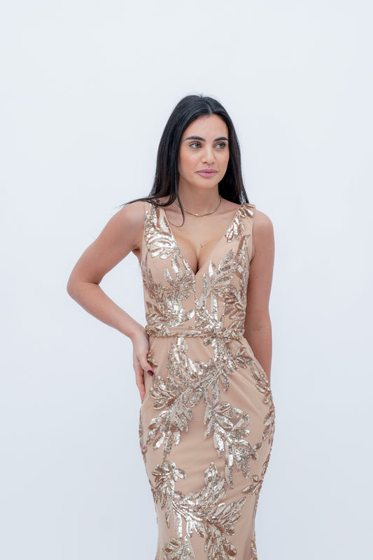 “Onda Dorata”
Un titolo che richiama l’eleganza sinuosa della sirena e il luccichio prezioso delle paillettes oro.