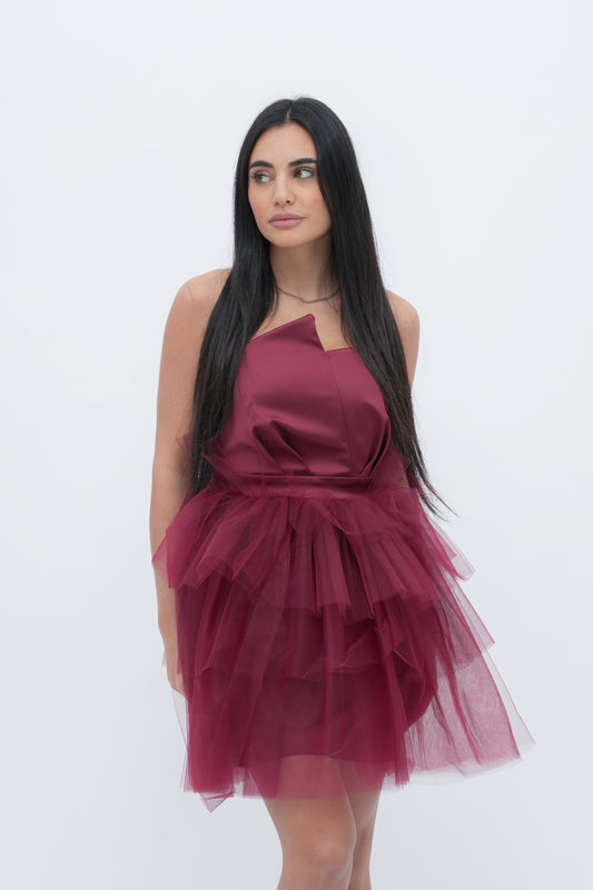 “Incanto di Gioventù”
Un titolo che riflette la delicatezza e l’eleganza del corpetto in raso e la leggerezza della gonna in tulle, perfetto per una giovane invitata.