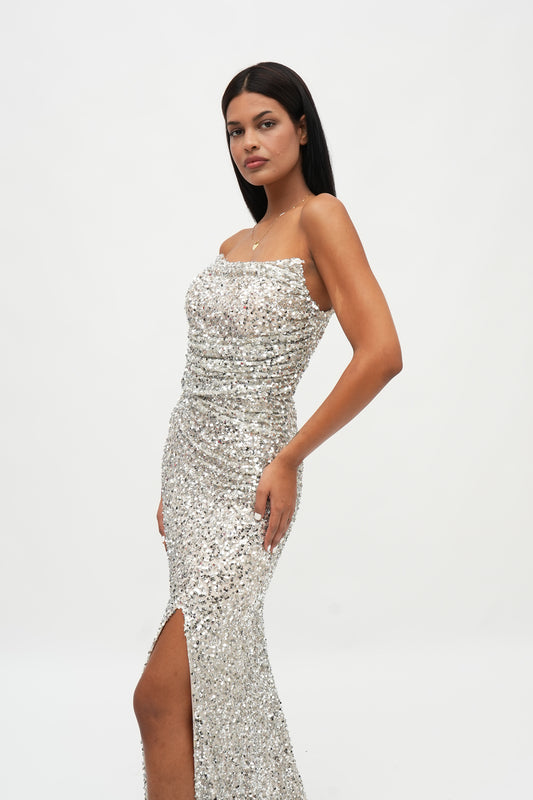 Abito da sera lungo monospalla con paillettes argento e spacco laterale