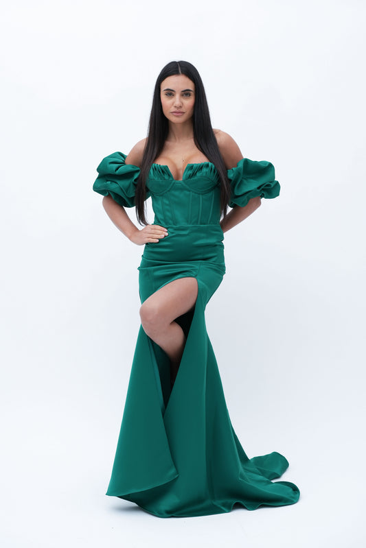“Smeraldo Incantato”
Un titolo che richiama il fascino e la preziosità del verde smeraldo, perfetto per un abito di seta a sirena che esalta la figura con eleganza.