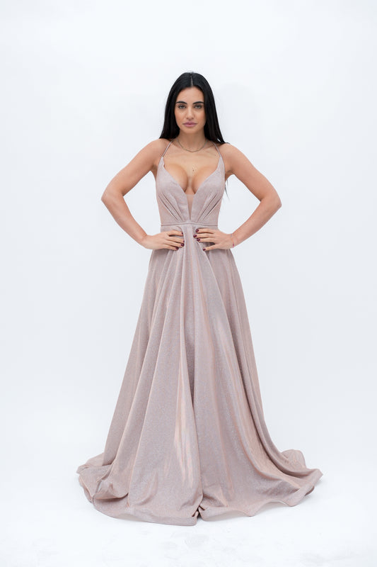 “Bagliore Soffice”
Un titolo che unisce la brillantezza del glitter alla morbidezza del tessuto, ideale per un abito elegante e fluido.