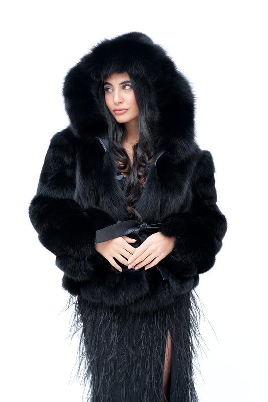 “Lusso Invernale”
Un titolo che esprime l’eleganza e il prestigio di una giacca in vera pelliccia di volpe.