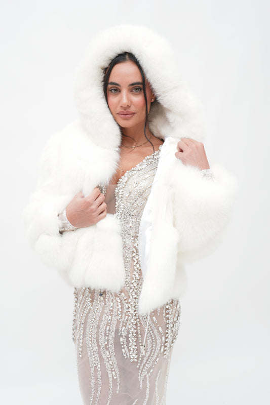 “Lusso Invernale”
Un titolo che esprime l’eleganza e il prestigio di una giacca in vera pelliccia di volpe.