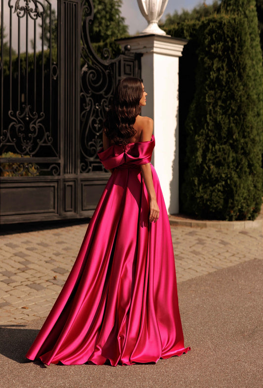 Abito lungo fucsia in raso con drappeggio e spacco laterale