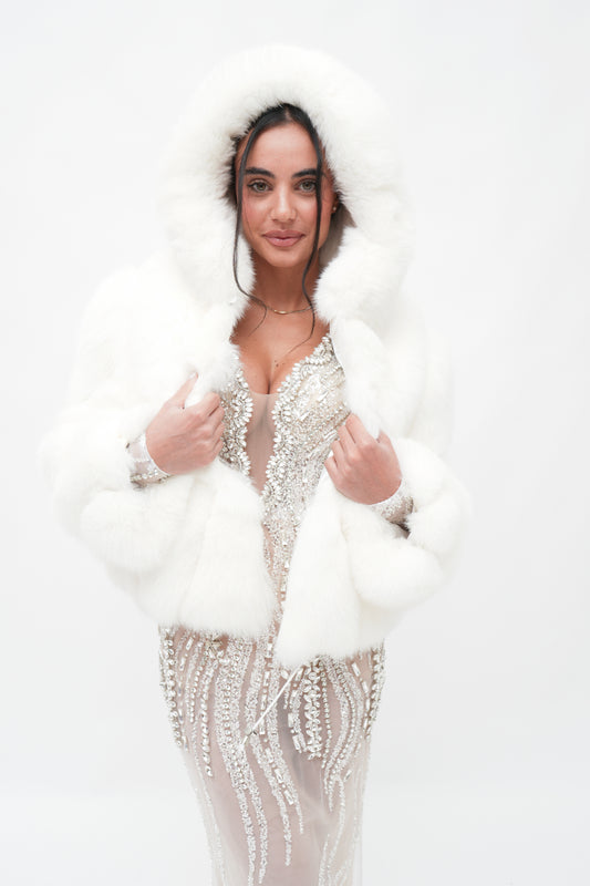 “Lusso Invernale”

Un titolo che esprime l’eleganza e il prestigio di una giacca in vera pelliccia di volpe.