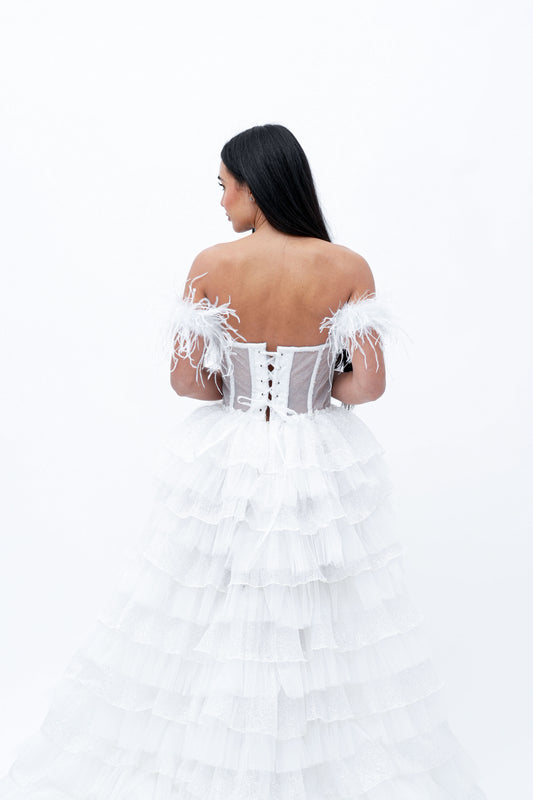 Abito con corsetto steccato e gonna balze in tulle.